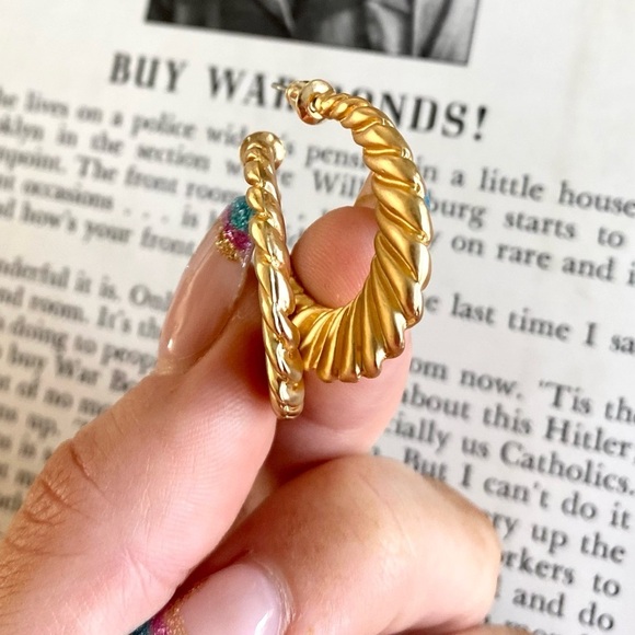 Luxe Gold Hoop Geometric Earrings Dainty Swirl Retro Style - Picture 2 of 3